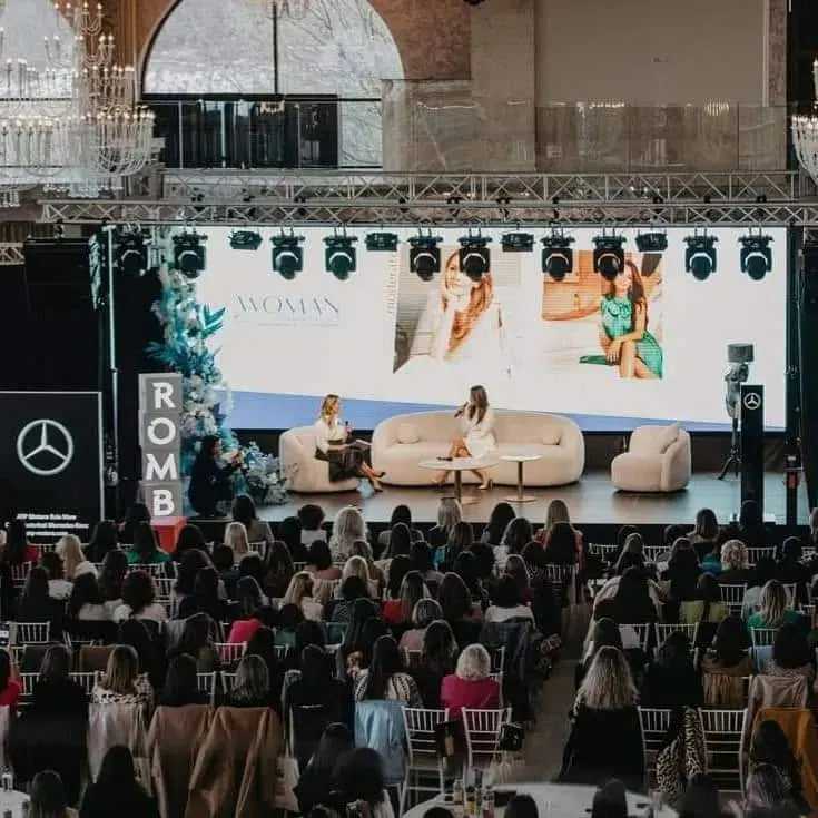 Scena principală a unei conferințe cu sute de participanți
