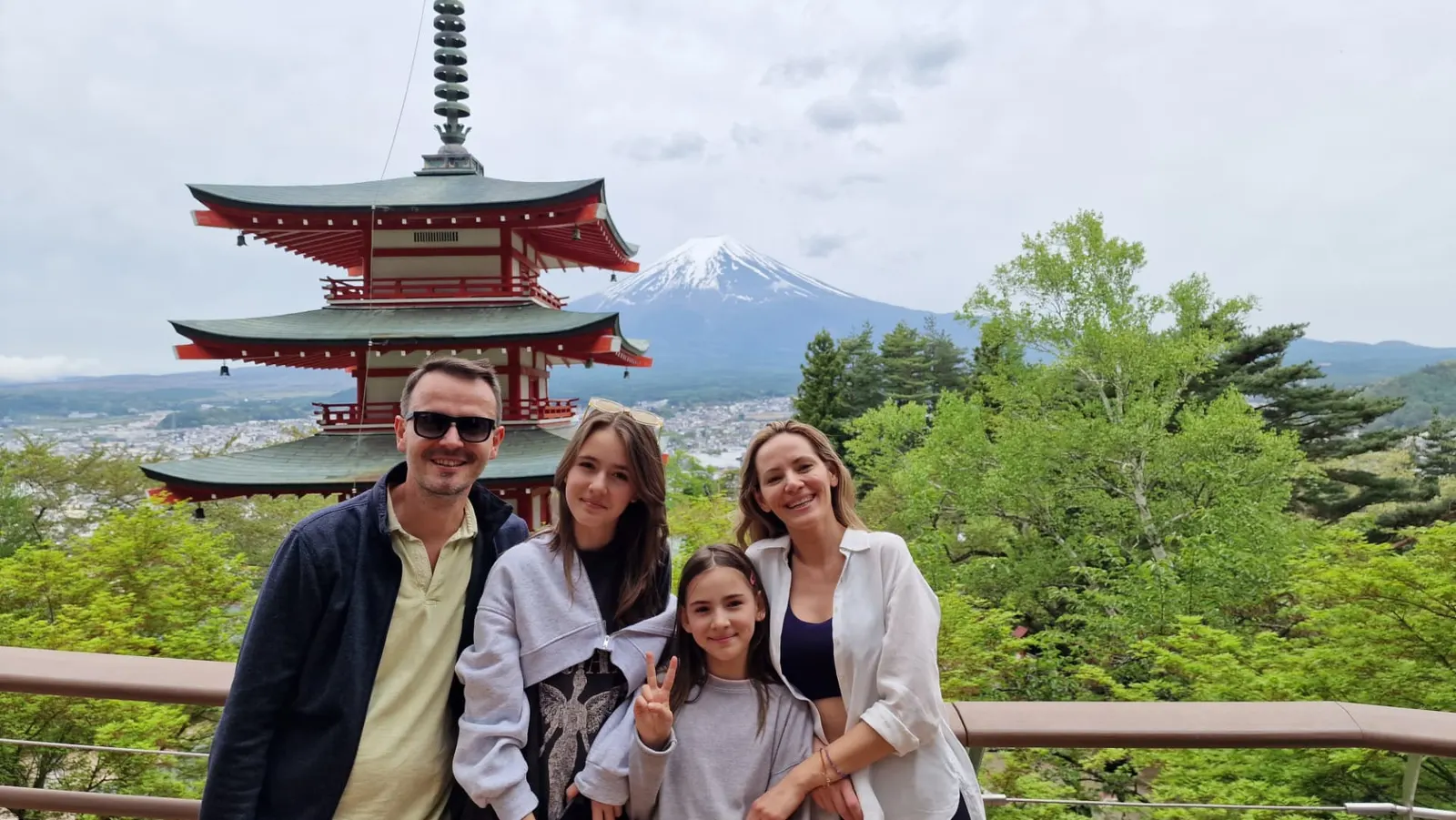Patricia Rusu în Japonia, cu pagoda Chureito și Muntele Fuji în fundal