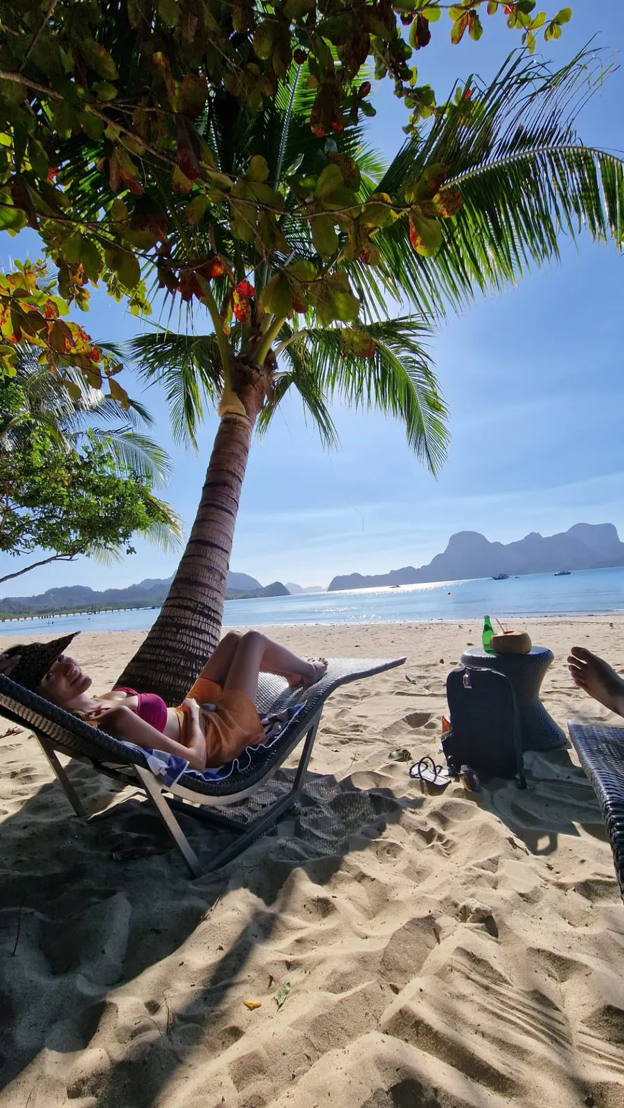 Plajă tropicală cu palmieri și apă turcoaz